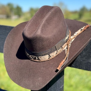 Chocoladewollen cowboyhoed: western Cattleman-stijl met slangenleerband