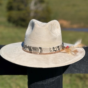 Chapeau Fedora Western à bord plat en simili feutre en peau de daim avec peau de serpent et chapeau en cuir, plumes perlées et chapeau de cow-girl concho