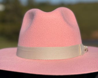 Chapeau fedora en feutre rose : style cow-girl western, bord plat