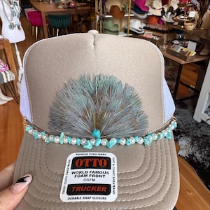 Gorra de camionero con plumas del oeste y detalles en turquesa
