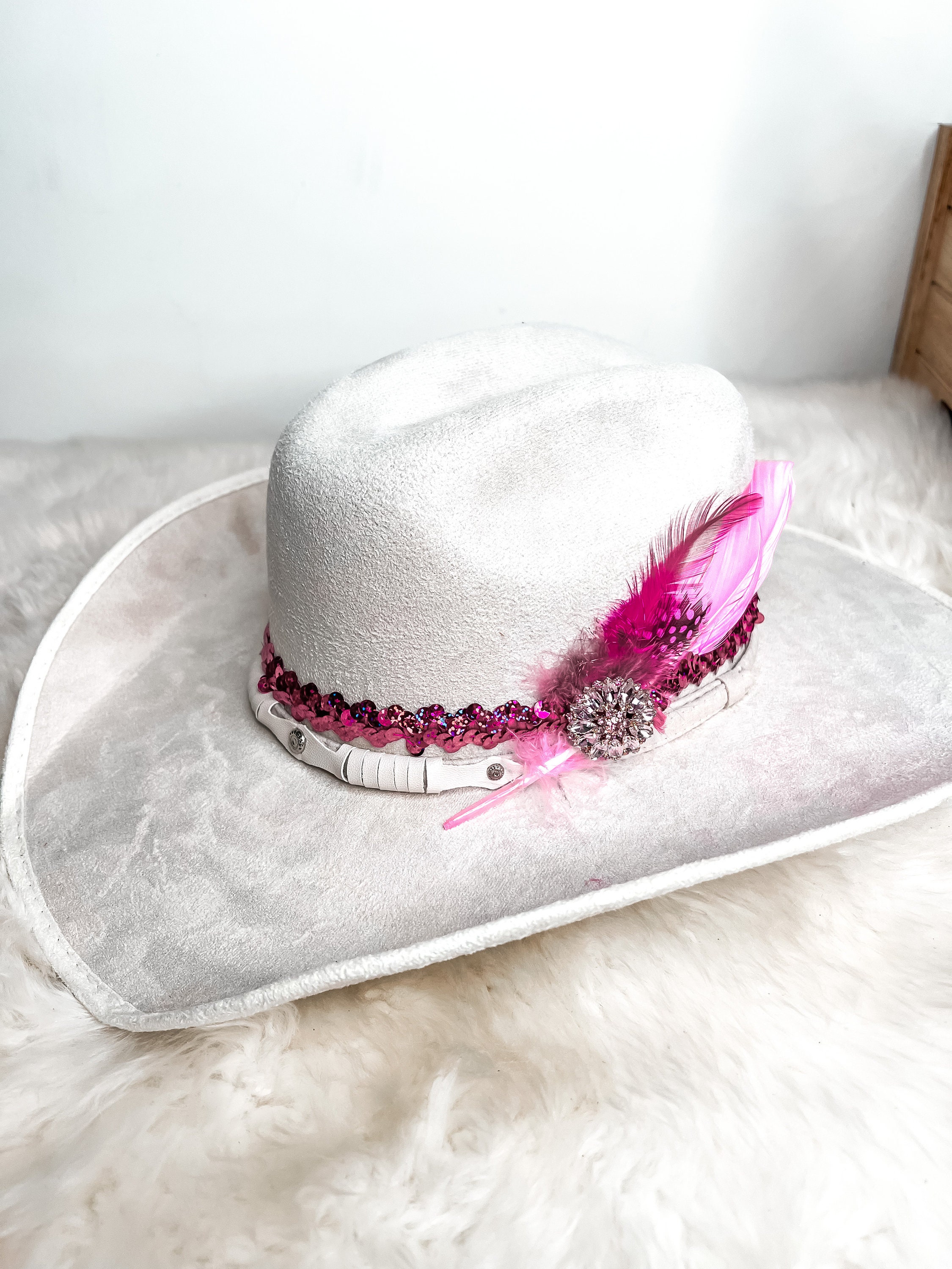 Cappello da cowgirl Barbie occidentale in pelle scamosciata rosa caldo  avorio cipria personalizzato Piume rosa Paillettes rosa Glitter rosa Strass  rosa -  Italia