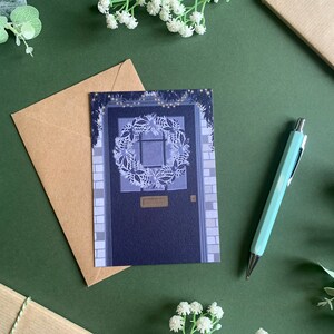 Festliche Kranz Weihnachtskarte - Scandi Blau Floral Elegante Botanische Illustrierte Kunst - A6 - Innen leer - Inklusive Kraftpapierumschlag