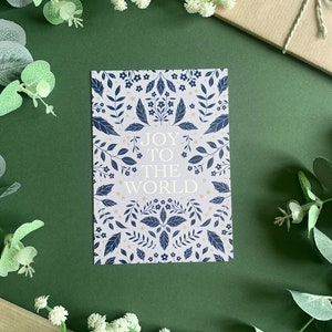 Joy To The World Postkarte - Weihnachten Xmas Art - Blau Elegant Botanisch Illustrierte Skandinavische Winterkunst - A6 -
