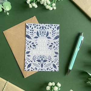 Carte de Noël Joy to the World – Scandi Blue Floral Elegant Botanical Illustrated Art – A6 – Intérieur vierge – Enveloppe Kraft incluse