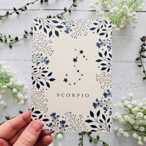Skorpion Postkarte - Sternzeichen Sternbild Konstellation - Blau Blumen Natur Illustriert - Blumen Blätter Notizkarte - Kosmischer Himmel - Art Print