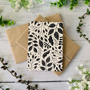 Fleurs et feuilles Carte postale monochrome - Motif moderne en noir et blanc - Nature Illustrated - Carte florale - Carte A6 - Petit tirage d’art