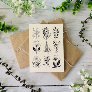 Winzige Monochrome Blumen Postkarte - Moderne Schwarzweißblätter - Natur Illustriert - Florale Grußkarte - A6 Karte - Kleiner Kunstdruck