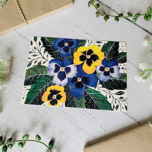 Stiefmütterchen Postkarte - Gartenblumen Karte - Natur Illustriert - Aquarell Karte - A6 Botanische Lila Gelb Blumenkarte - Kleiner Kunstdruck