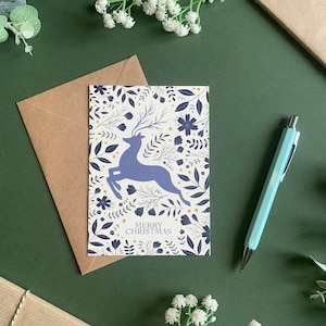 Rentier Frohe Weihnachten Karte - Blau Elegant Botanisch Illustrierte Skandinavische Kunst - Weihnachtskarte - A6 - Innen leer - Kraft Umschlag inklusive