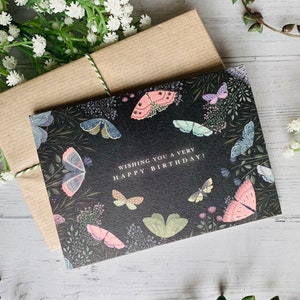 Night Moths Happy Birthday Card - Carte illustrée florale - Dark Academia Style Art - Carte Papillons et fleurs pour elle
