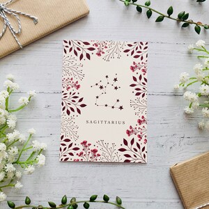 Cartolina segno zodiacale Sagittario - costellazione zodiacale - natura floreale rossa illustrata - fiori foglie notecard - stampa d'arte celeste cosmica immagine 4