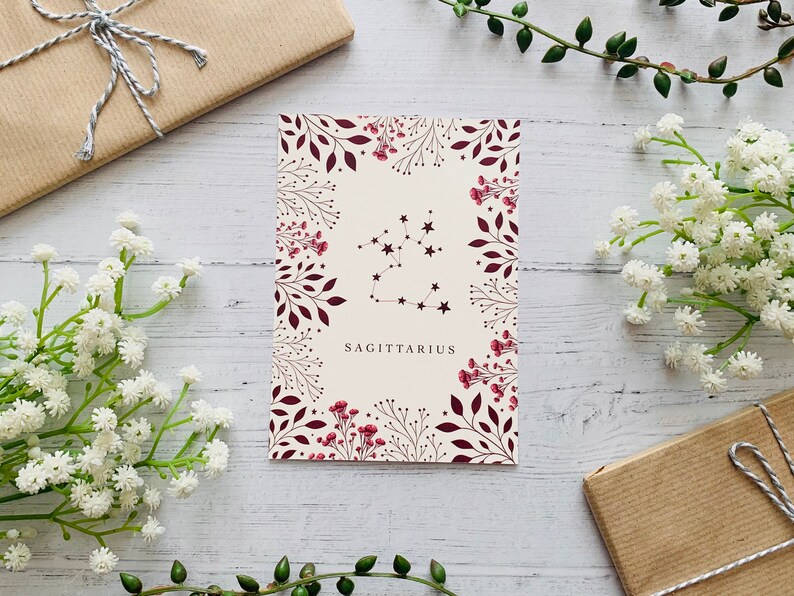 Cartolina segno zodiacale Sagittario - costellazione zodiacale - natura floreale rossa illustrata - fiori foglie notecard - stampa d'arte celeste cosmica immagine 4