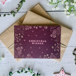 Cartolina degli auguri di Natale - Arte botanica rossa e oro di classe - Accogliente cartolina illustrata festiva - Natale 2022 immagine 2