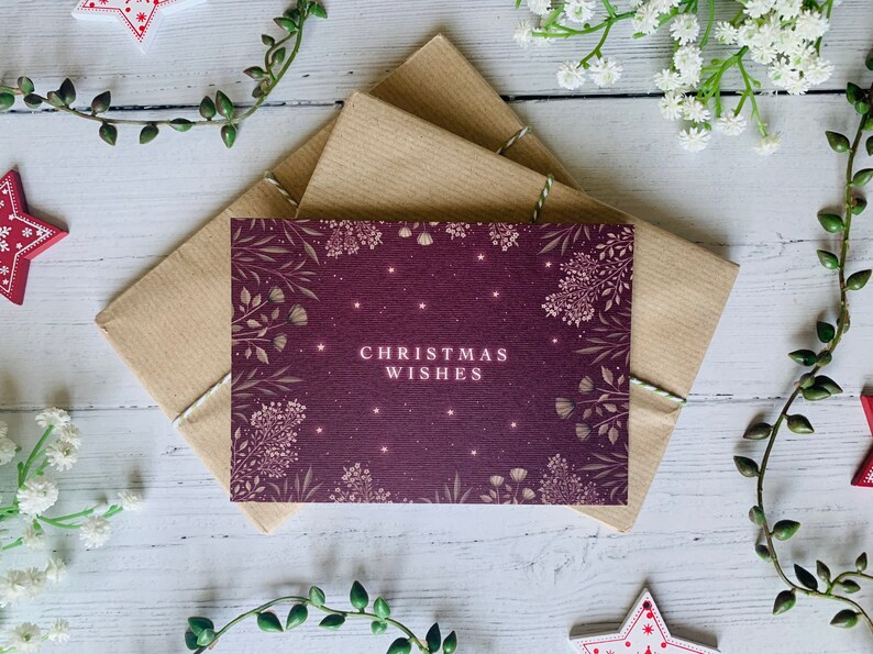 Cartolina degli auguri di Natale - Arte botanica rossa e oro di classe - Accogliente cartolina illustrata festiva - Natale 2022 immagine 2