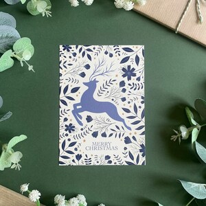 Festliche Rentier Postkarte - Volksweihnachtskunst - Blau Elegante Botanische Illustrierte Skandinavische Winterkunst - A6 -