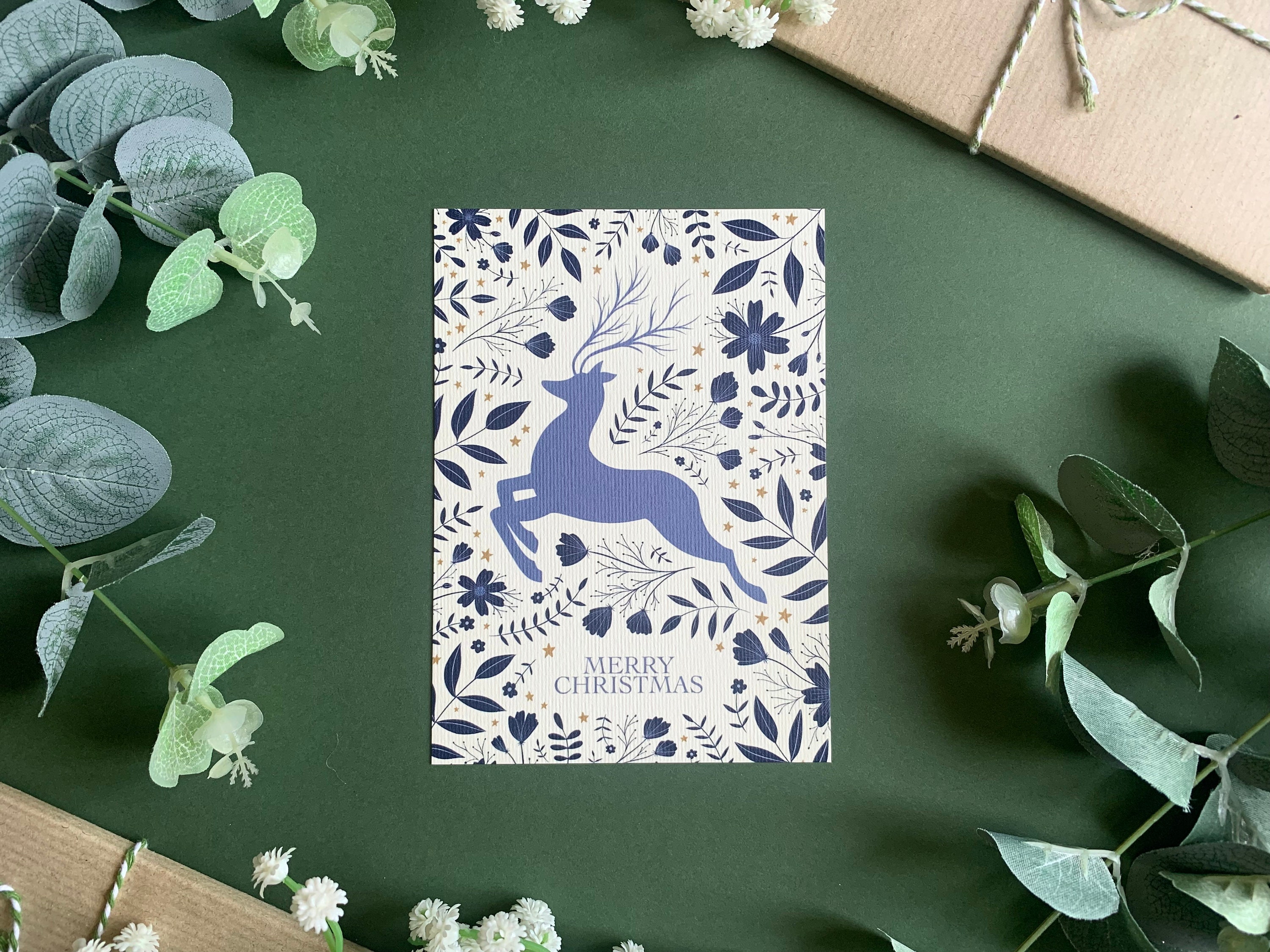 Festliche Rentier Postkarte - Volksweihnachtskunst - Blau Elegante Botanische Illustrierte Skandinavische Winterkunst - A6 -