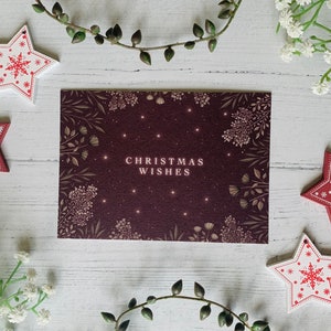 Cartolina degli auguri di Natale - Arte botanica rossa e oro di classe - Accogliente cartolina illustrata festiva - Natale 2022 immagine 4
