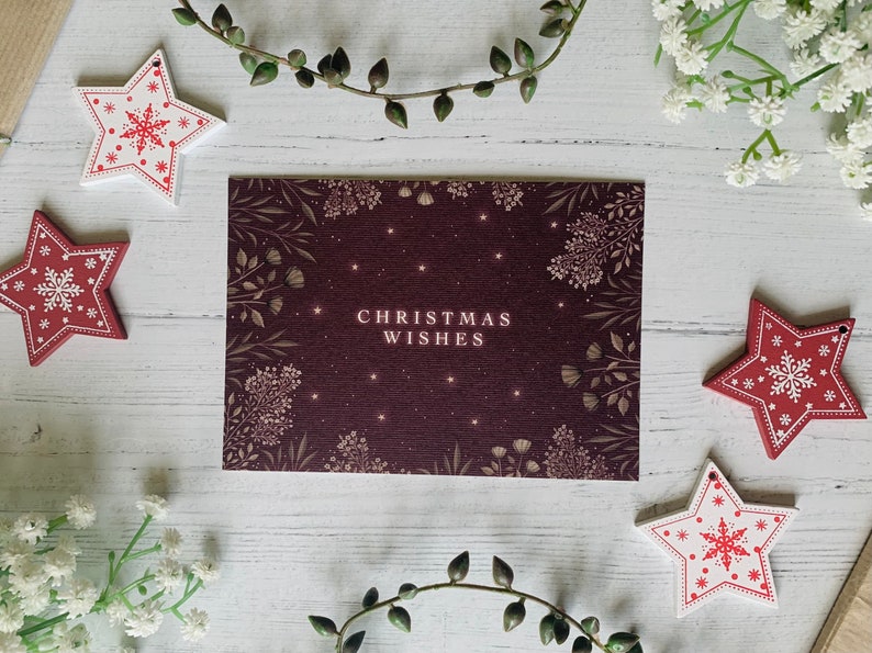 Cartolina degli auguri di Natale - Arte botanica rossa e oro di classe - Accogliente cartolina illustrata festiva - Natale 2022 immagine 4