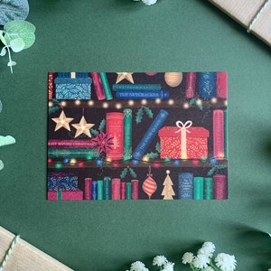 Weihnachtsbücher Postkarte - Festliches Bücherregal - Gemütliche, festliche illustrierte Karte für Buchliebhaber - Weihnachten 2022