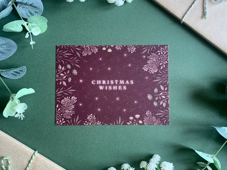 Cartolina degli auguri di Natale - Arte botanica rossa e oro di classe - Accogliente cartolina illustrata festiva - Natale 2022 immagine 1