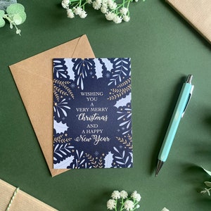 Sehr frohe Weihnachten Karte - Scandi Blau Floral Elegante Botanische Illustrierte Kunst - A6 - Innen leer - Inklusive Kraftpapierumschlag