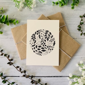 Monochrome Blumen Kreis Postkarte - Moderne Schwarz-Weiß-Blumen - Natur illustriert - Blätter Notizkarte - A6 Karte - Kleiner Kunstdruck