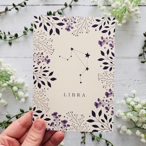 Waage Sternzeichen Postkarte - Sternzeichen Konstellation - Lila Blumen Natur Illustriert - Blumen Blätter Notizkarte - Kosmischer Himmels Art Print