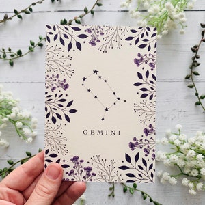 Zwilling Sternzeichen Postkarte - Sternzeichen Konstellation - Lila Blumen Natur Illustriert - Blumen Blätter Notizkarte - Kosmischer Himmel Kunstdruck