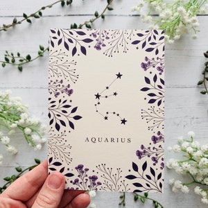 Wassermann Postkarte - Sternzeichen Sternzeichen Konstellation - Lila Blumen Natur Illustriert - Blumen Blätter Karte - Kosmischer Himmelskunst Druck