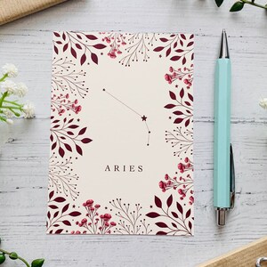 Cartolina del segno zodiacale Ariete - Costellazione delle stelle - Natura floreale rossa illustrata - Fiori foglie Notecard - Celeste cosmico - Stampa d'arte immagine 3