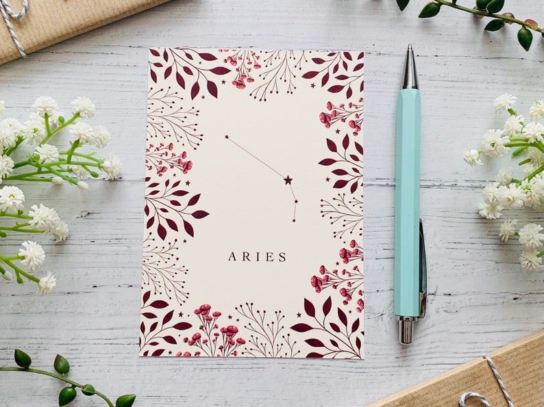 Cartolina del segno zodiacale Ariete - Costellazione delle stelle - Natura floreale rossa illustrata - Fiori foglie Notecard - Celeste cosmico - Stampa d'arte immagine 3