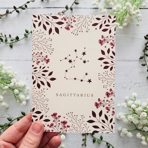 Schütze Sternzeichen Postkarte - Sternzeichen Konstellation - Rot Floral Natur Illustriert - Blumen Blätter Notizkarte - Kosmischer himmlischer Kunstdruck