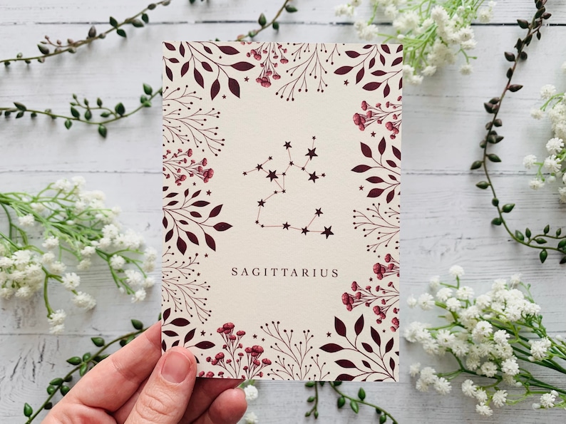 Cartolina segno zodiacale Sagittario - costellazione zodiacale - natura floreale rossa illustrata - fiori foglie notecard - stampa d'arte celeste cosmica immagine 1
