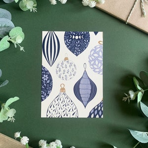 Carte postale d’ornements de Noël - Baubles Xmas Art - Blue Elegant Botanical Illustrated Scandinave Winter Art - A6 -