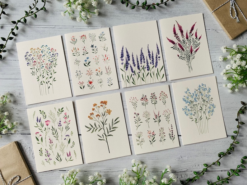 K&ouml;nnte beinhalten: Satz von acht leeren Gru&szlig;karten mit handgemalten Aquarell-Illustrationen verschiedener Blumen und Blumenarrangements. Die Karten sind wei&szlig; mit einer dezenten Textur und haben eine leere Innenseite zum Schreiben.