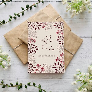 Cartolina segno zodiacale Sagittario - costellazione zodiacale - natura floreale rossa illustrata - fiori foglie notecard - stampa d'arte celeste cosmica immagine 3