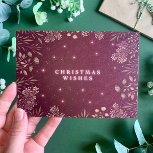 Cartolina degli auguri di Natale - Arte botanica rossa e oro di classe - Accogliente cartolina illustrata festiva - Natale 2022 immagine 3