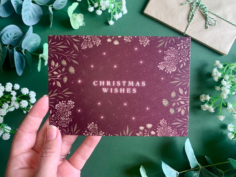 Cartolina degli auguri di Natale - Arte botanica rossa e oro di classe - Accogliente cartolina illustrata festiva - Natale 2022 immagine 3
