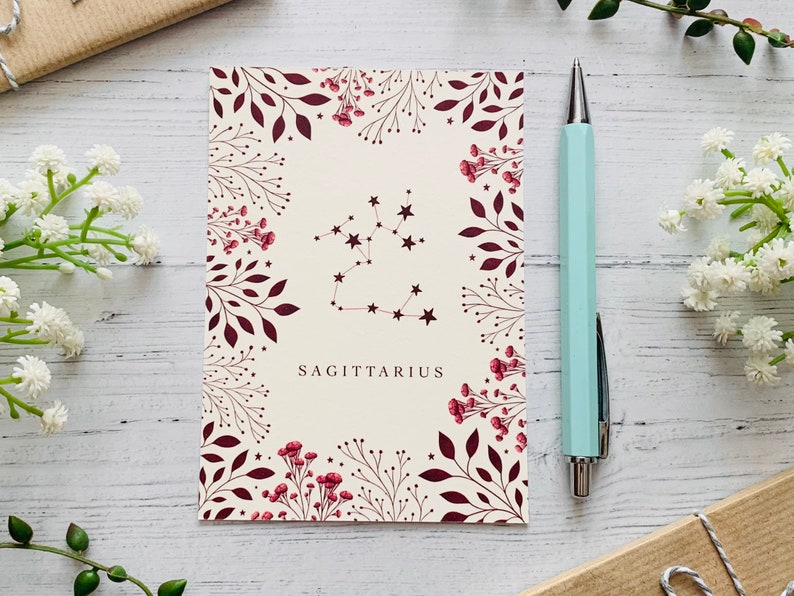 Cartolina segno zodiacale Sagittario - costellazione zodiacale - natura floreale rossa illustrata - fiori foglie notecard - stampa d'arte celeste cosmica immagine 2