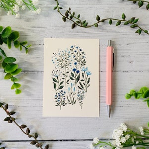 Blaue Wildblumenwiese Postkarte - Winzige Blumen - Natur Illustriert - Aquarell Blumenblätter Grußkarte - A6 Karte - Kleiner Kunstdruck