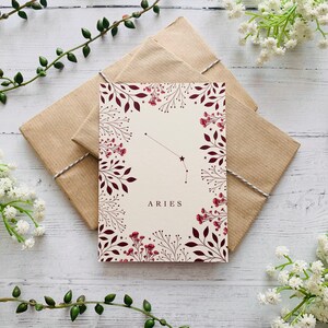 Cartolina del segno zodiacale Ariete - Costellazione delle stelle - Natura floreale rossa illustrata - Fiori foglie Notecard - Celeste cosmico - Stampa d'arte immagine 2