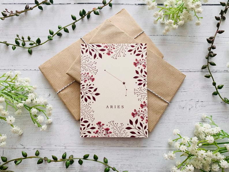 Cartolina del segno zodiacale Ariete - Costellazione delle stelle - Natura floreale rossa illustrata - Fiori foglie Notecard - Celeste cosmico - Stampa d'arte immagine 2