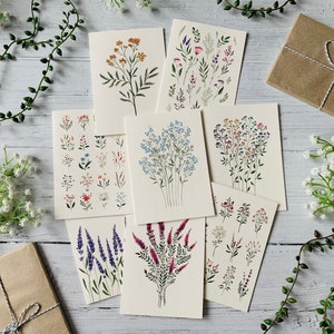 K&ouml;nnte beinhalten: Satz von acht botanischen Illustrationen mit verschiedenen Blumen und Pflanzen. Die Illustrationen sind handgezeichnet in Aquarell und zeigen zarte Details. Die Karten sind auf hochwertigem Papier gedruckt und eignen sich perfekt zum Einrahmen oder Versenden als Gru&szlig;karten.