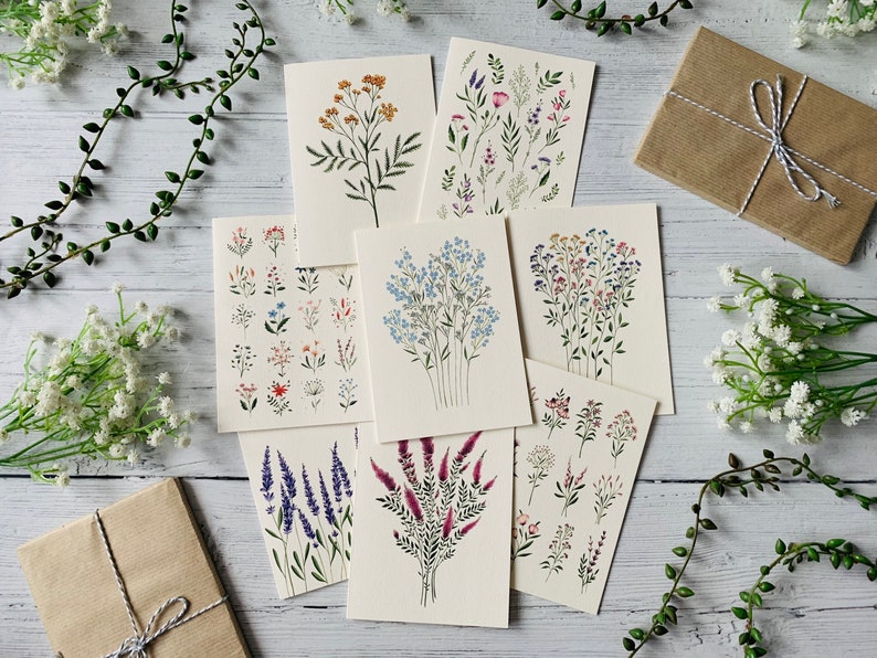 K&ouml;nnte beinhalten: Satz von acht botanischen Illustrationen mit verschiedenen Blumen und Pflanzen. Die Illustrationen sind handgezeichnet in Aquarell und zeigen zarte Details. Die Karten sind auf hochwertigem Papier gedruckt und eignen sich perfekt zum Einrahmen oder Versenden als Gru&szlig;karten.