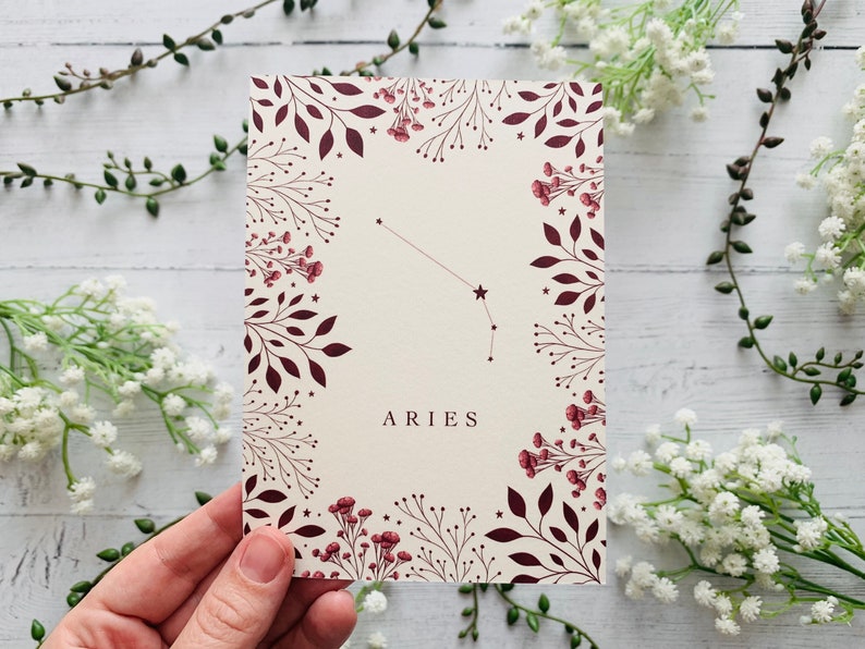 Cartolina del segno zodiacale Ariete - Costellazione delle stelle - Natura floreale rossa illustrata - Fiori foglie Notecard - Celeste cosmico - Stampa d'arte immagine 1