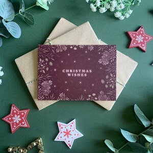 Cartolina degli auguri di Natale - Arte botanica rossa e oro di classe - Accogliente cartolina illustrata festiva - Natale 2022 immagine 5