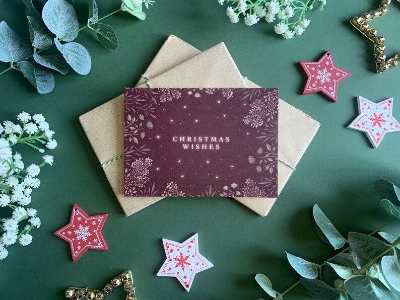 Cartolina degli auguri di Natale - Arte botanica rossa e oro di classe - Accogliente cartolina illustrata festiva - Natale 2022 immagine 5
