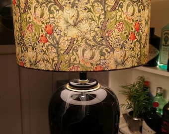 Pantalla de lámpara William Morris Golden Lily disponible en 20 cm, 25 cm, 30 cm, 35 cm y 40 cm de diámetro.