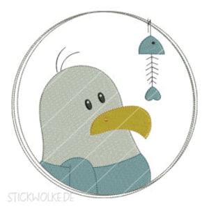 Könnte beinhalten: Ein grauer und blauer Cartoon-Vogel mit gelbem Schnabel, der einen blauen Fisch mit einem weißen Knochen an einer Schnur betrachtet. Das Bild ist von einem grauen Kreis umgeben, auf dem unten der Text "STICKWOLKDE" steht.