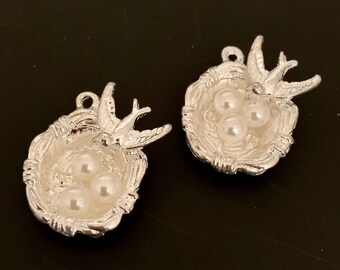 2 Charmes nid d’oiseau avec oiseau-mère et 3 perles comme des perles - Argent lumineux - Beaux détails